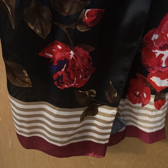 Gorgeous Vincent Camuto red rose Silk scarf 18” x72” - Picture 2 of 6